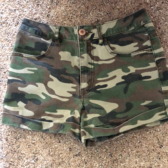 Forever 21 Pants - NWOT Forever 21 High-Waisted Camo Jean Shorts